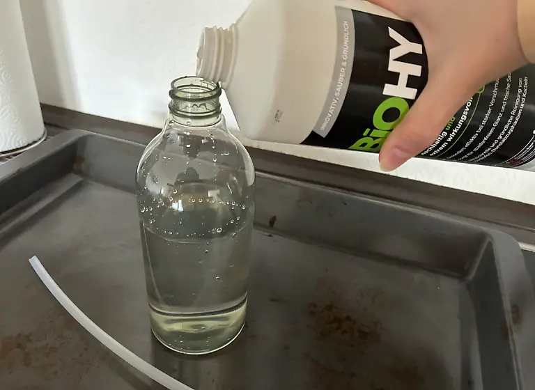 Den Reiniger von BiOHY müssen wir zuerst mischen